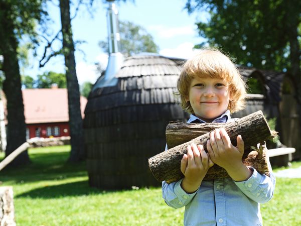 Junge mit Holz